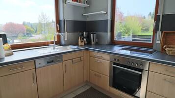 Apartment | Dapur peribadi | Peti sejuk/penyejuk beku saiz penuh, ketuhar, dapur