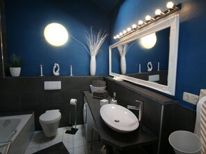 公寓 | 浴室 | 淋浴设施、吹风机、毛巾