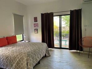 1 dormitorio, caja fuerte, tabla de planchar con plancha y cuna de viaje