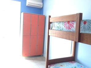 Shared Dormitory, Men only | Blackout curtains, free WiFi - Hostel Canasvieiras (Florianópolis)