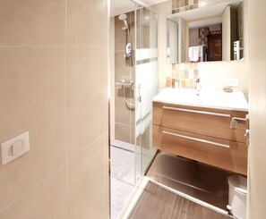 Shower, towels
