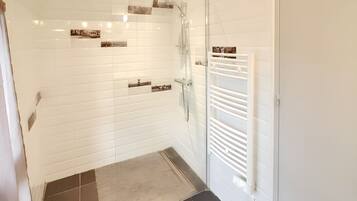 Douche, serviettes fournies