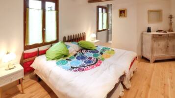 4 bedrooms, iron/ironing board, free WiFi, bed sheets