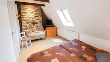 4 quartos, ferros/tábuas de passar roupa, berço de viagem