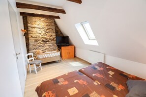 4 bedrooms, iron/ironing board, travel cot, free WiFi