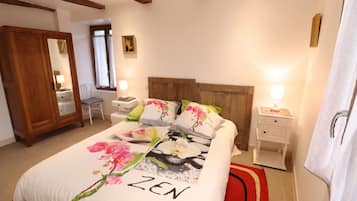 4 bedrooms, iron/ironing board, travel crib, WiFi (free)