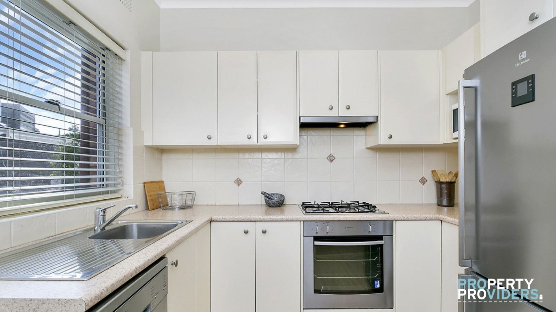 Charming top floor apartment with harbour views - pets welcome! — image 16