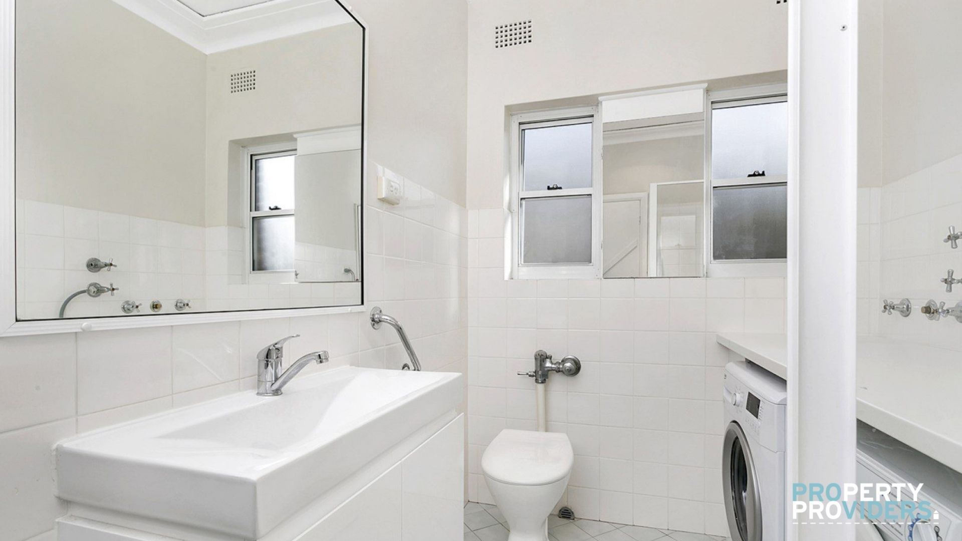 Charming top floor apartment with harbour views - pets welcome! — image 6