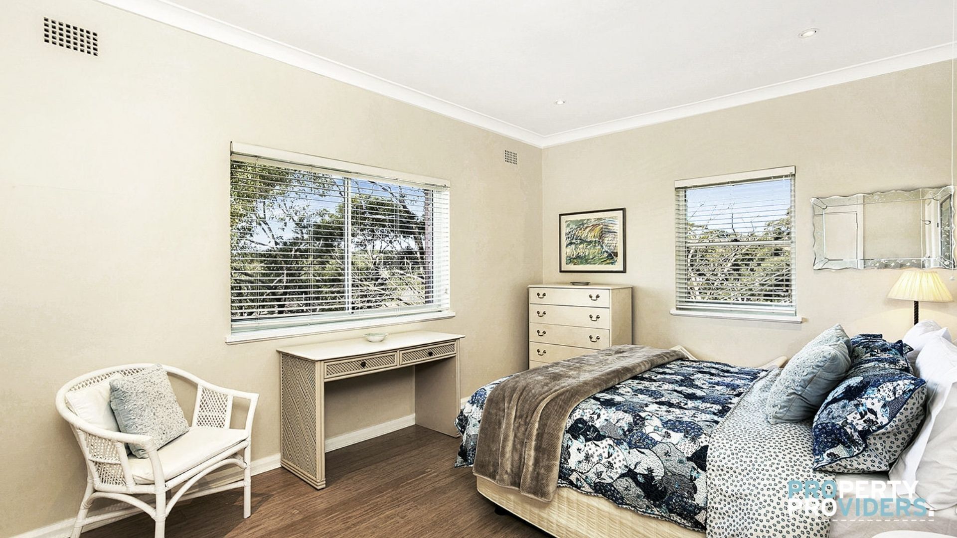 Charming top floor apartment with harbour views - pets welcome! — image 11