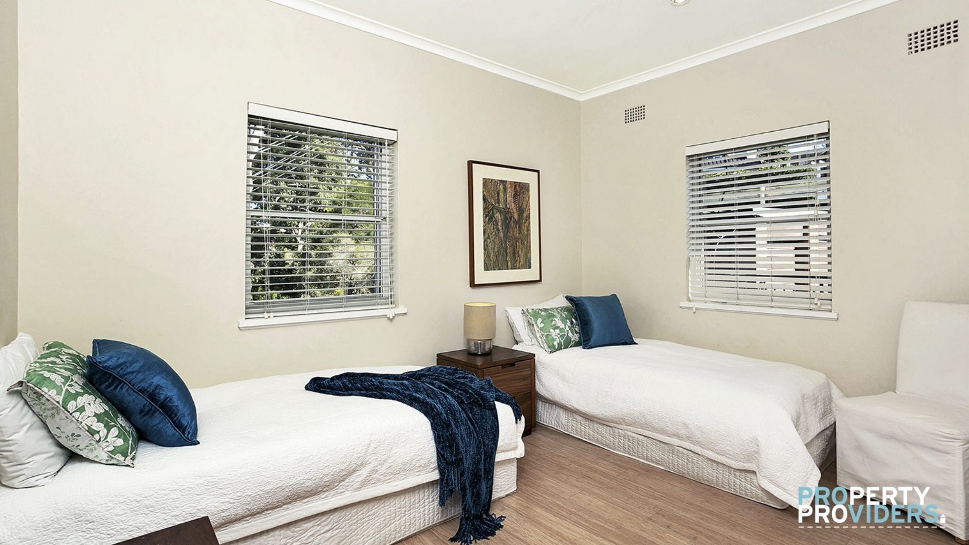 Charming top floor apartment with harbour views - pets welcome! — image 12