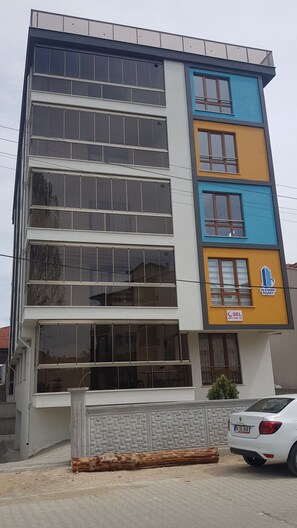 Vista frontal de la propiedad