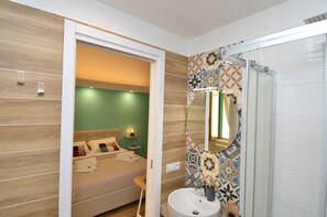 Double Room | Bathroom | Shower, rainfall showerhead, hair dryer, bidet - B&B CasaZeni (Naples)