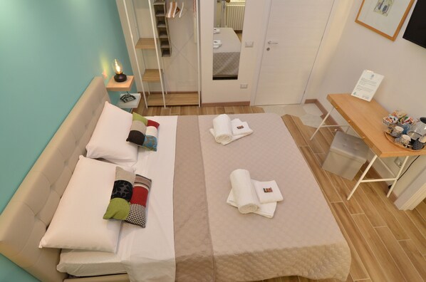 Double Room | Egyptian cotton sheets, premium bedding, down comforters - B&B CasaZeni (Naples)