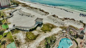 Un complexe hôtelier de bord de mer doté d’une piscine, d’un accès à la plage et offrant une vue sur l’océan.