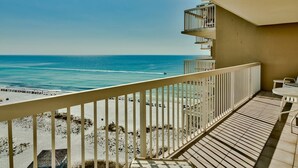 Un balcon avec vue sur la plage et l’océan.