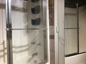 Duschwanne, HandtĂŒcher, Seife, Shampoo