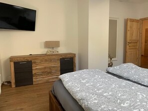 2 bedrooms, WiFi, bed sheets - New modern apartment in the cultural monument Schweizerhaus in alpine style  (Dresden)