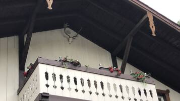 Ein Gebäude mit einem Balkon, versehen mit schmiedeeisernen Geländern und Blumenkästen.
