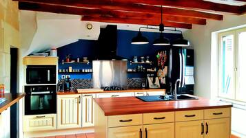 Een koelkast, een microgolfoven, een oven, een kookplaat