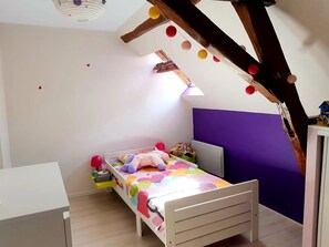 4 bedrooms, iron/ironing board, WiFi