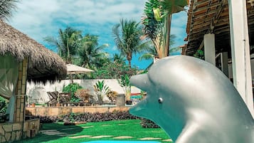 2 hồ bơi ngoài trời, dù/ô trên bãi biển/hồ bơi, ghế dài tắm nắng