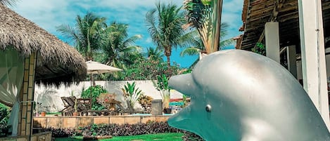 2 piscines extérieures, accÚs possible de 8 h à 22 h, parasols
