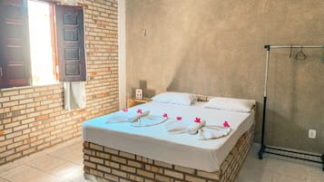 Quarto triplo superior | Frigobar, Wi-Fi de cortesia, roupa de cama