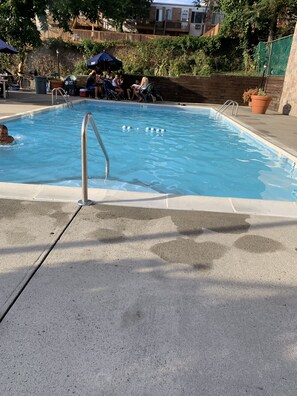 Outdoor pool - Modern spacious and cozy room (Yonkers)