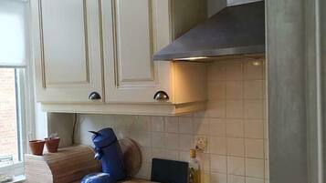 Een oven, een vaatwasser, een koffiezetapparaat/waterkoker