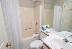 Towels, soap, toilet paper - Mountainside Location! Indoor Pool + Ski Shuttle (Ludlow)