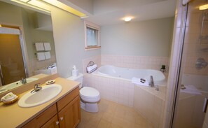 Towels, soap, toilet paper - Ski-in/Ski-out Suite | Pool, Arcade, Sauna (Ludlow)