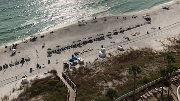 Rannalla, aurinkotuoleja