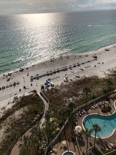 Scenic Views From a Spacious Oceanfront Condo, Beach Chairs Included