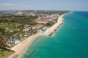 Beach nearby, sun-loungers, beach towels