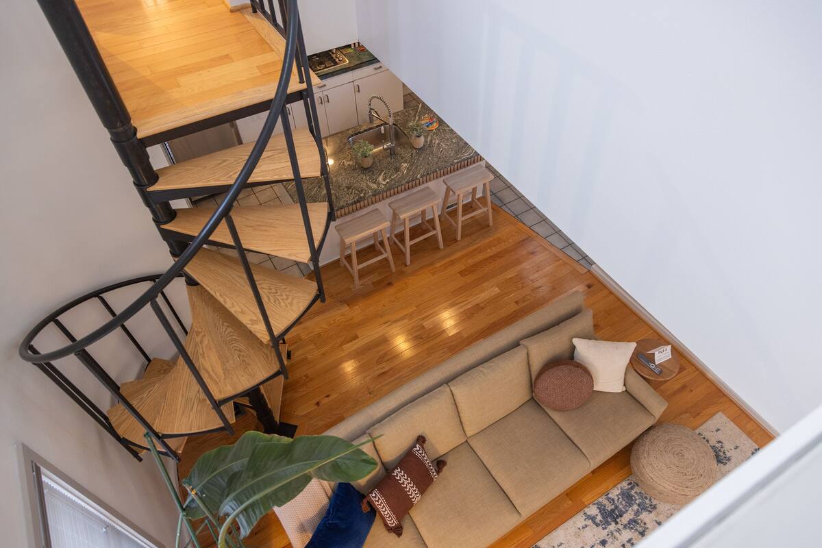Gallery:LOFT 646 | Minibar, laptop workspace, blackout drapes, soundproofing
