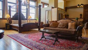 Luxury Studio Suite (204)