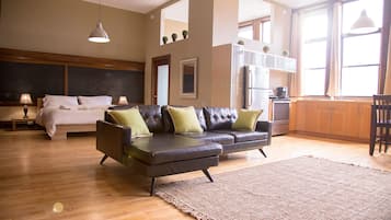 Luxury Studio Suite (205) | Living room