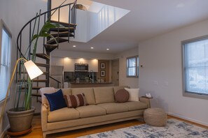 럭셔리 아파트 | 거실 공간 | 케이블 채널 시청이 가능한 60인치 스마트 TV, TV, 개봉 영화