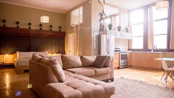 Luxury Studio Suite (210) | Living area