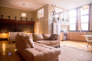 럭셔리 스튜디오 스위트 (210) | 거실 공간 | 케이블 채널 시청이 가능한 60인치 스마트 TV, TV, 개봉 영화