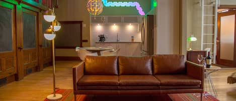 Suite estudio Premium (208) | Área de sala de estar | Smart TV de 60 pulgadas con canales por cable y televisión