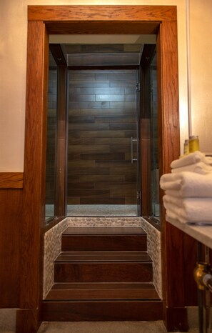 Executive Studio Suite | Bathroom shower