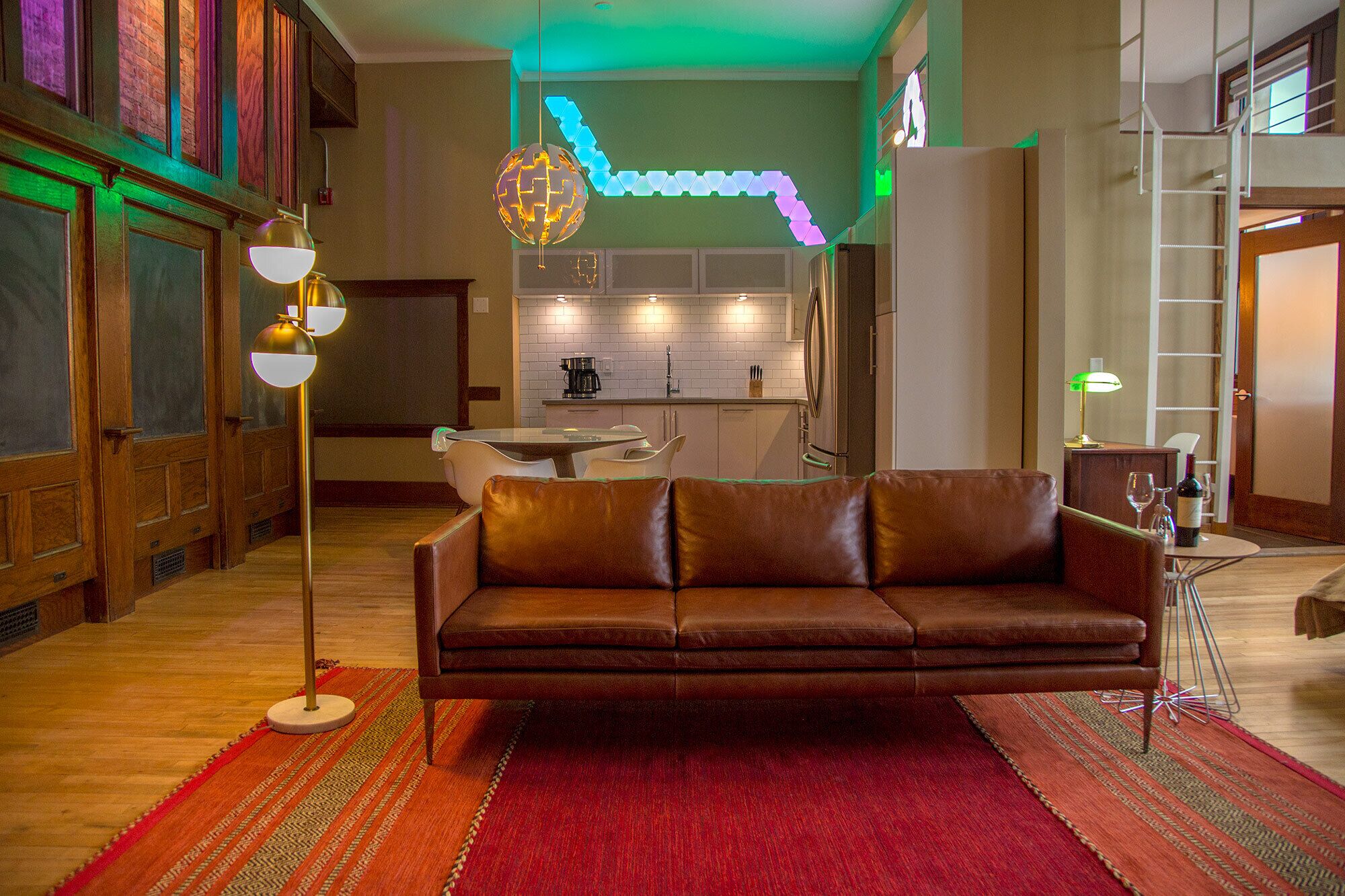 Premium studio suite (208) | Woonruimte | Een 60-inch smart-tv met kabelzenders, televisie en filmpremières