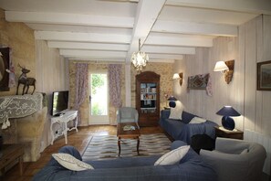 智能電視、DVD 播放機、足球機、乒乓球設施