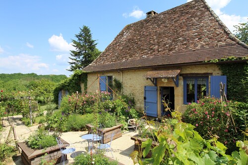 authentic rural house of Perigord, charm, calm and comfort 4 *