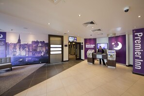 Reception - Premier Inn Edinburgh Cc Royal Mile (Edinburgh)