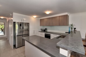 Fridge, microwave, oven, stovetop - River Flow Retreat - 2BR by Maroochy River & Island (Maroochydore)