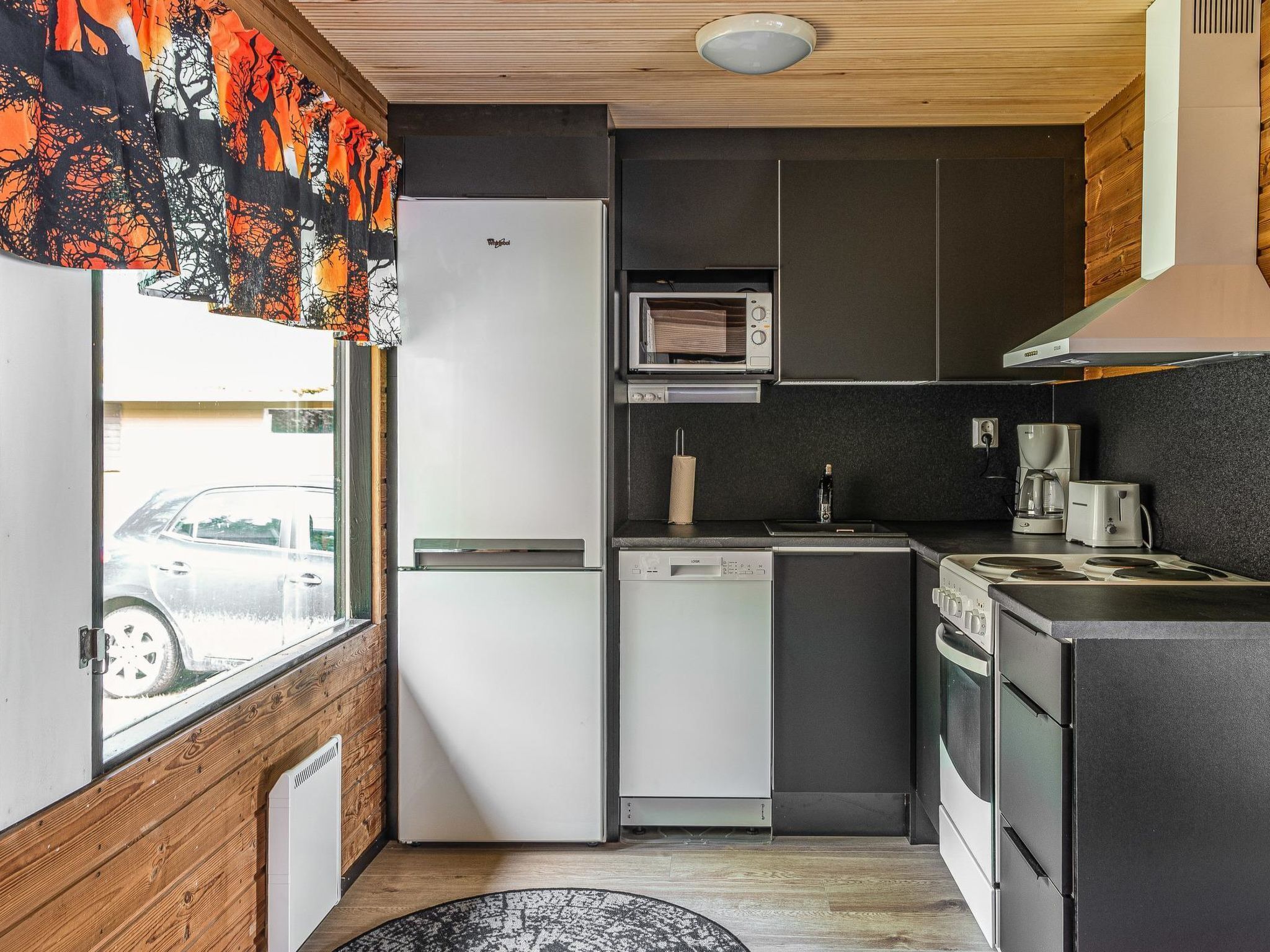 Køleskab, mikrobølgeovn, opvaskemaskine, højstol