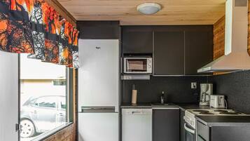 Jääkaappi, mikroaaltouuni, astianpesukone, syöttötuoli