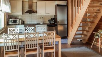 Fridge, microwave, dishwasher, cookware/dishes/utensils